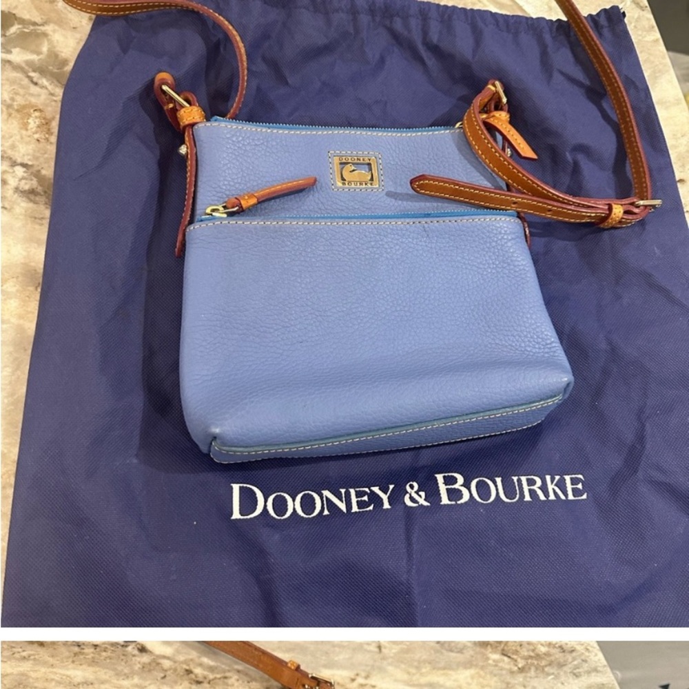 Amazing Dooney & Bourke pebbled leather crossbody like new!
